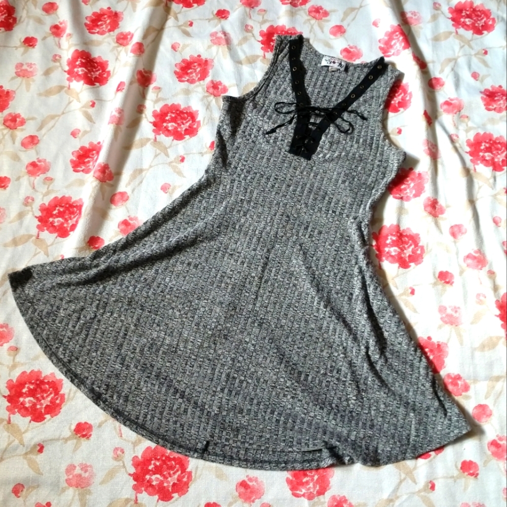 Ladies small Urban Rose knit grey tank, great condition long fit could be worn a